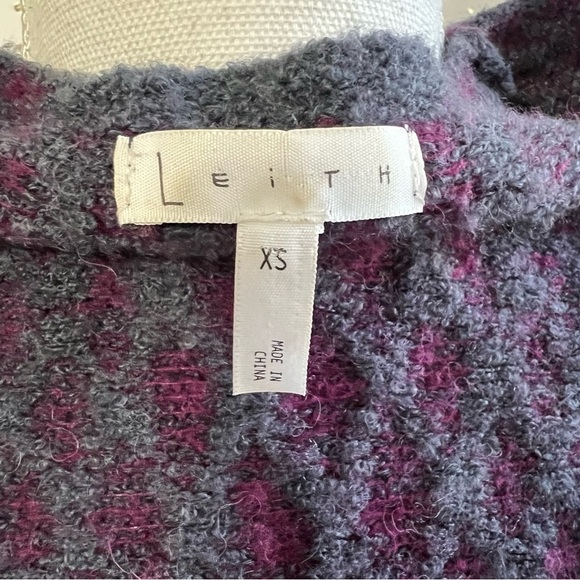 Leith V-Neck Diamond Pattern Sweater - Picture 6 of 8